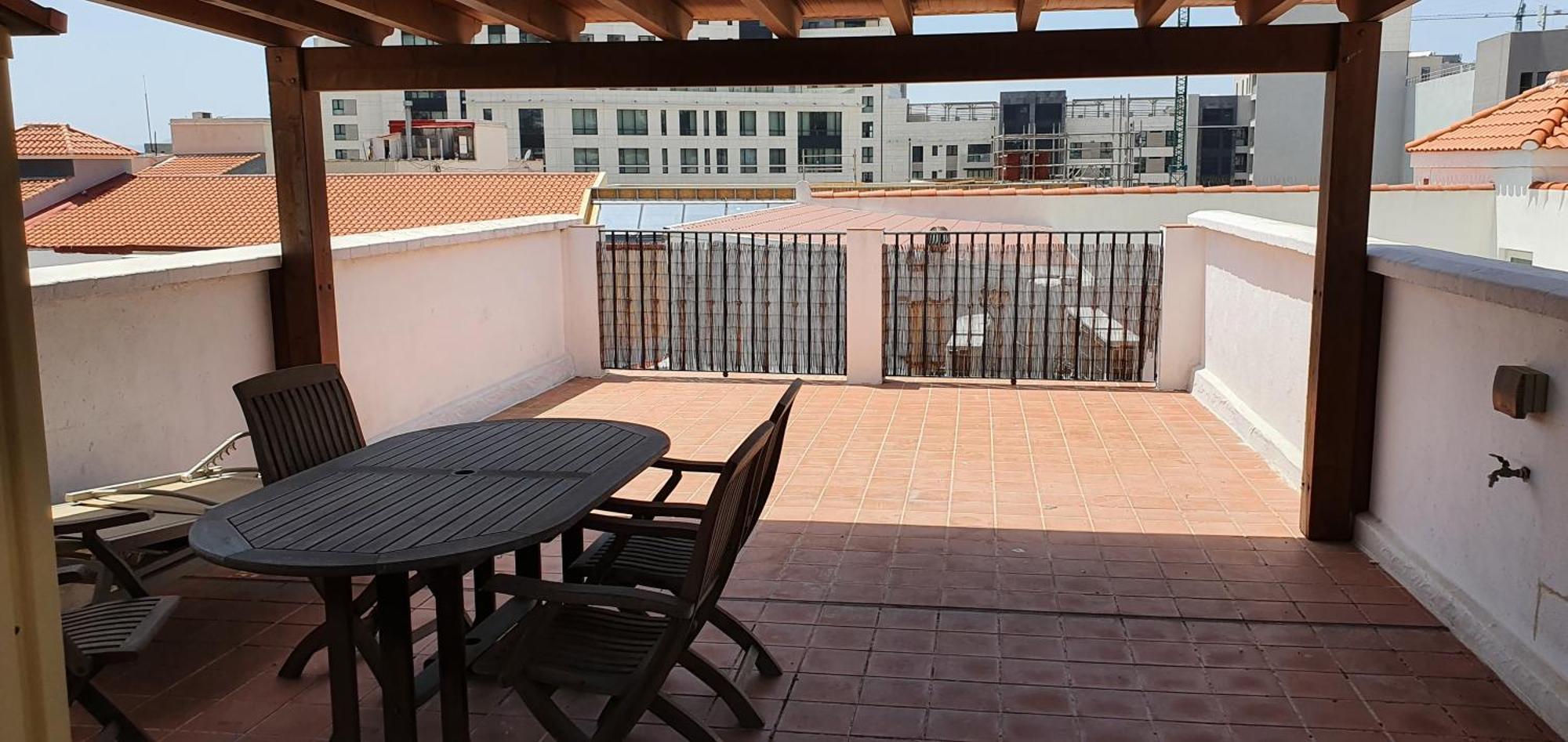 Town Centre Flat With Roof Terrace Apartment