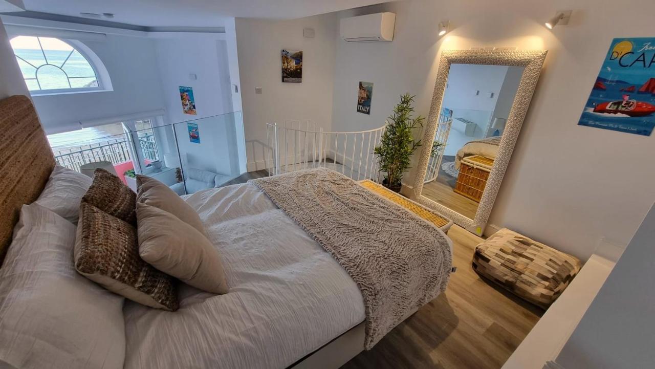 Nhà nghỉ New Beachfront Duplex - Sleeps Up To 4