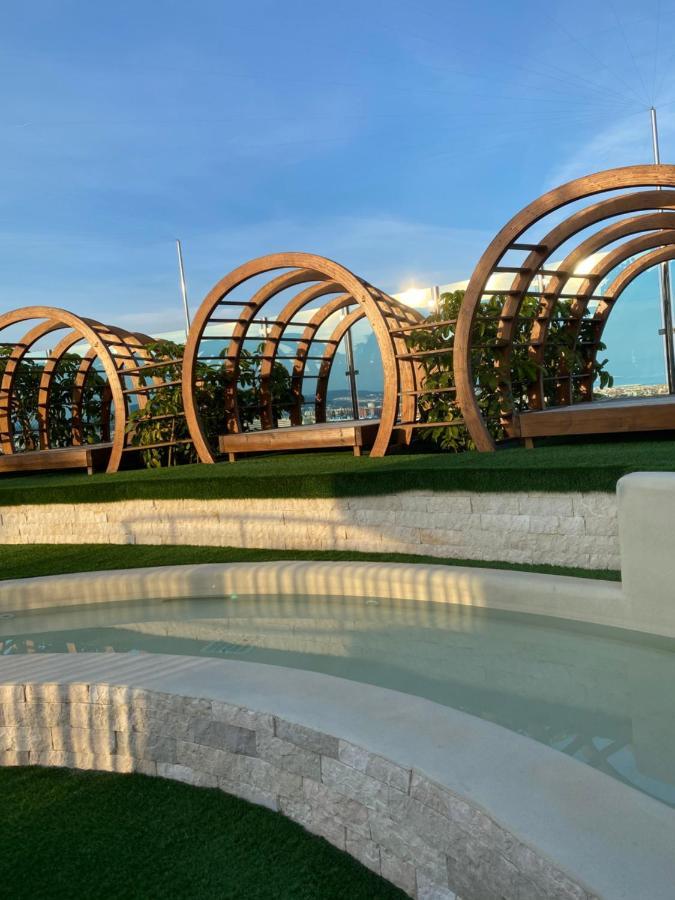Rooftop Pool With Spectacular Views And Location Căn hộ *