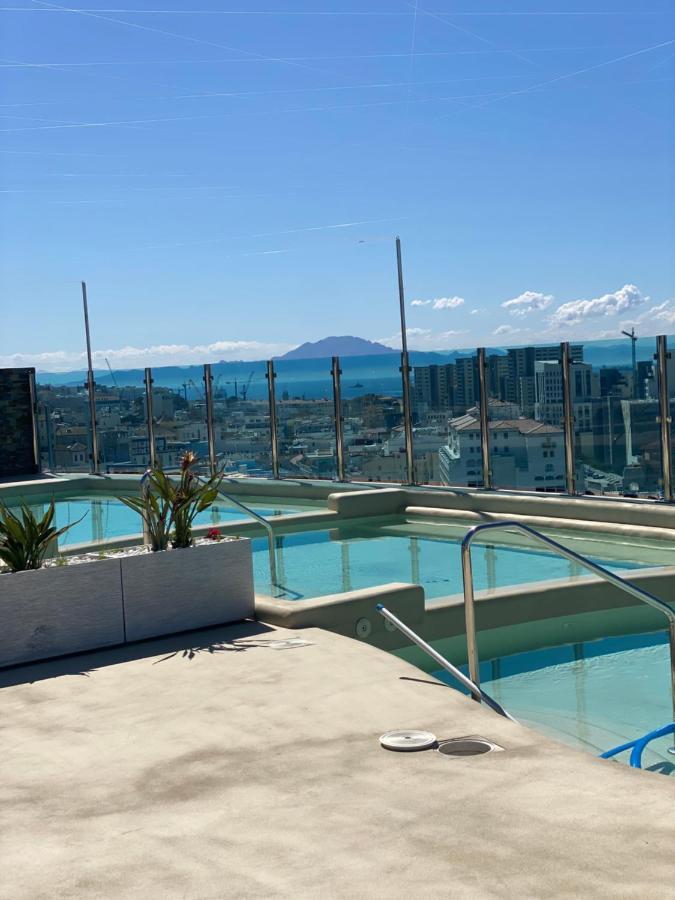 Rooftop Pool With Spectacular Views And Location Căn hộ *