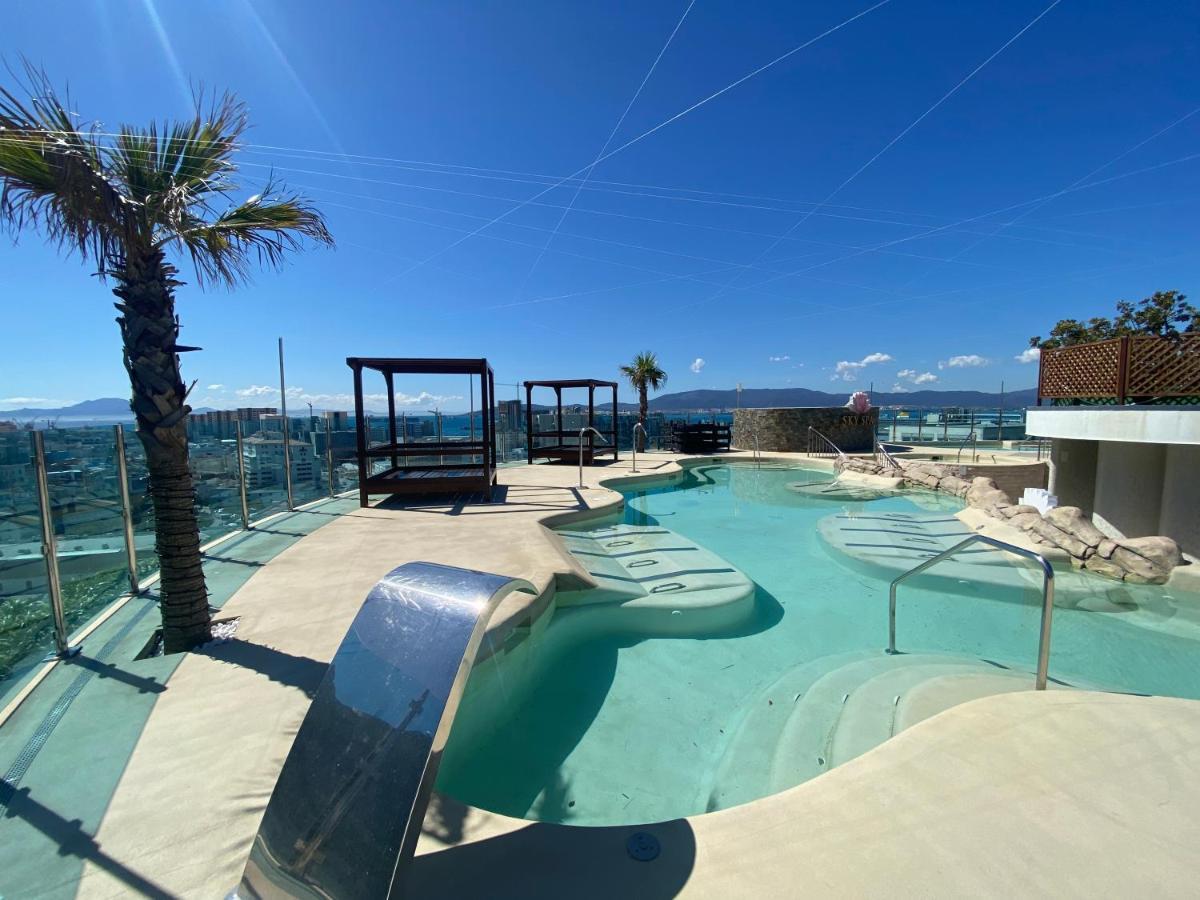Rooftop Pool With Spectacular Views And Location
