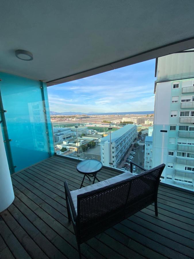 Rooftop Pool With Spectacular Views And Location *