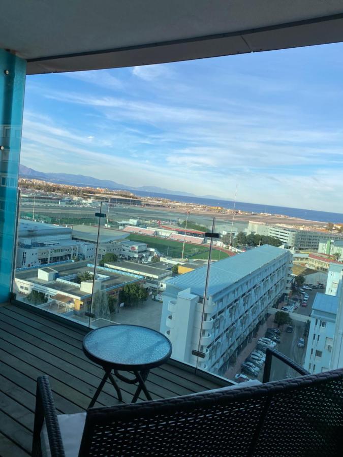 Rooftop Pool With Spectacular Views And Location Căn hộ *