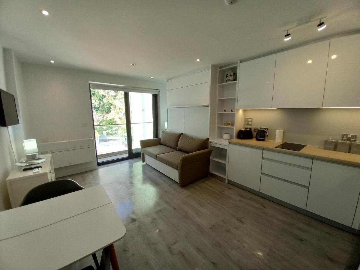 Aparthotel The Hub Studio With Balcony, Wi-fi & Gym *