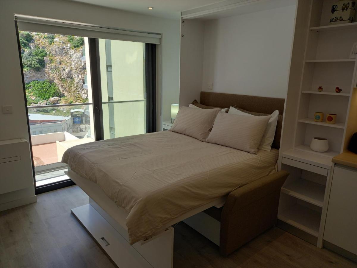 The Hub Studio With Balcony, Wi-fi & Gym * Gibraltar