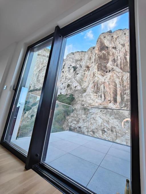 Luxury Apartment/high Floor/stunning Views/parking Gibraltar
