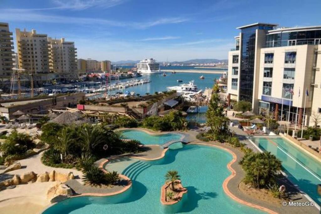 Luxury With Rooftop Pools & Views *