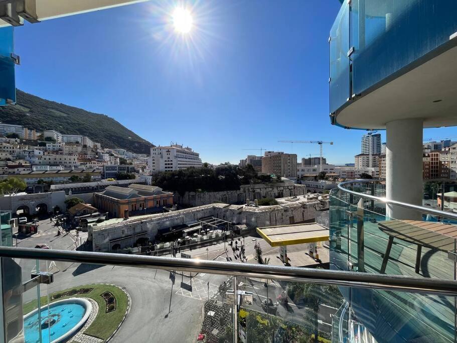 Luxury With Rooftop Pools & Views Apartment *