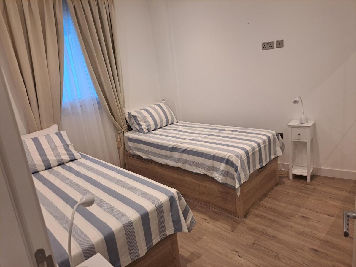 Apartment Main Street - 3 Bed - Family Friendly