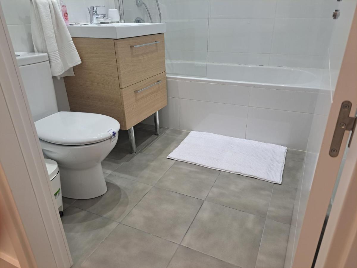 Apartment Main Street - 3 Bed - Family Friendly *
