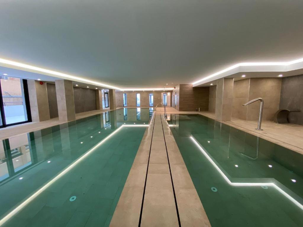 Cp Floor Luxury With And Pool Apartment