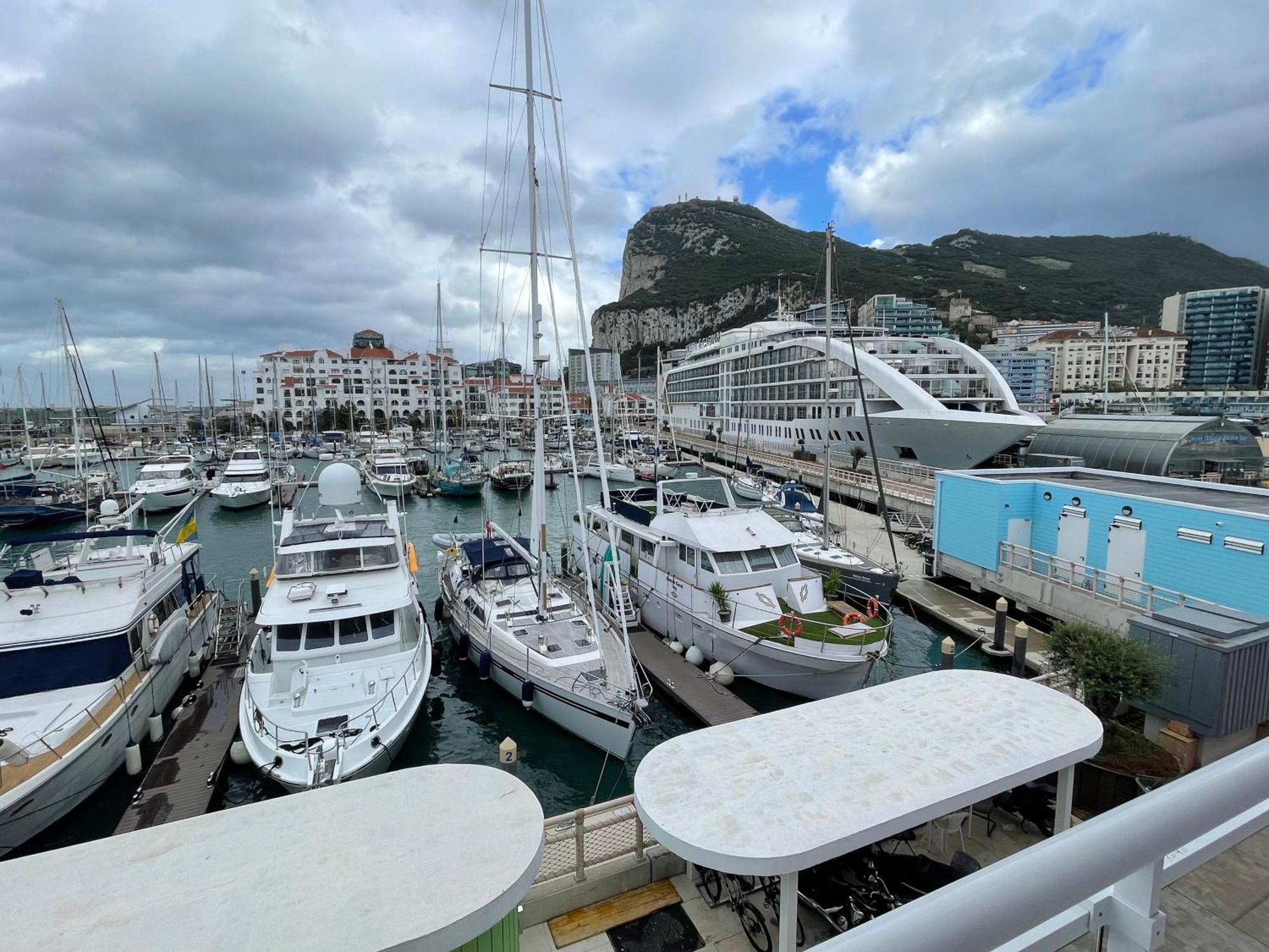 Apartment Deluxe Marina View Seafront