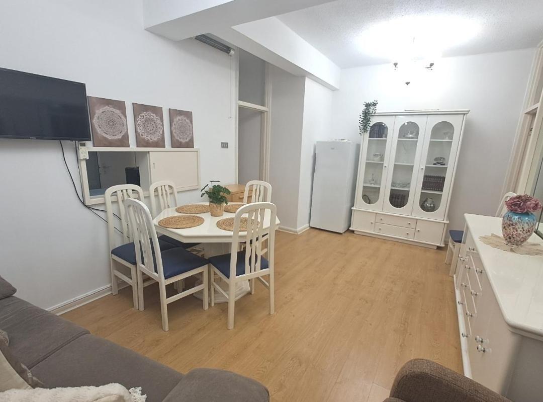 Location 2 Bed2 Bath W/lift In Town! Apartamento *