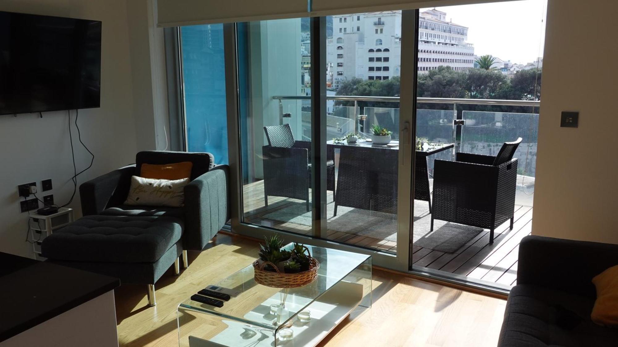 Luxury With Rooftop Pools & Views Apartment *