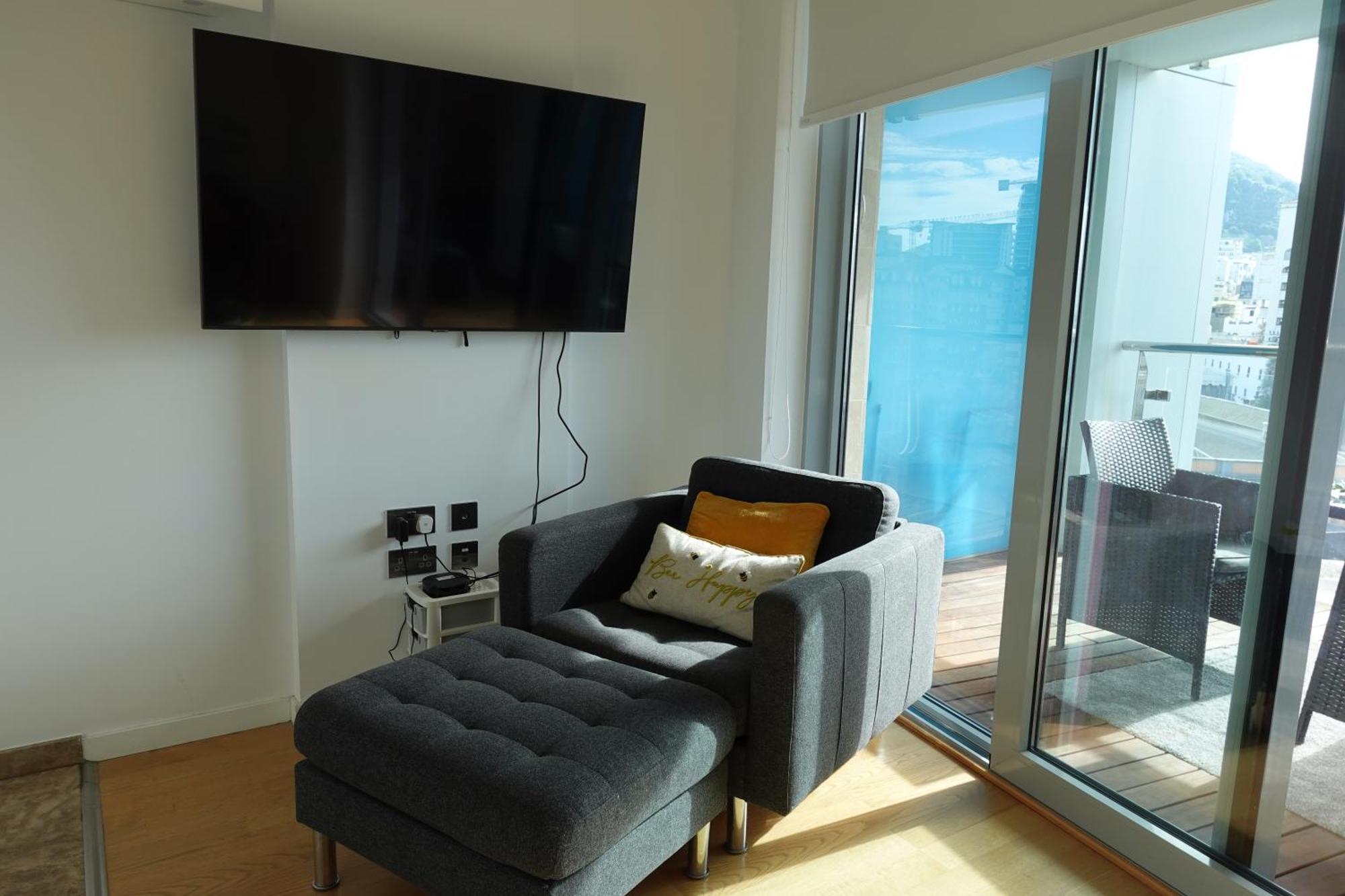 Luxury With Rooftop Pools & Views Apartment