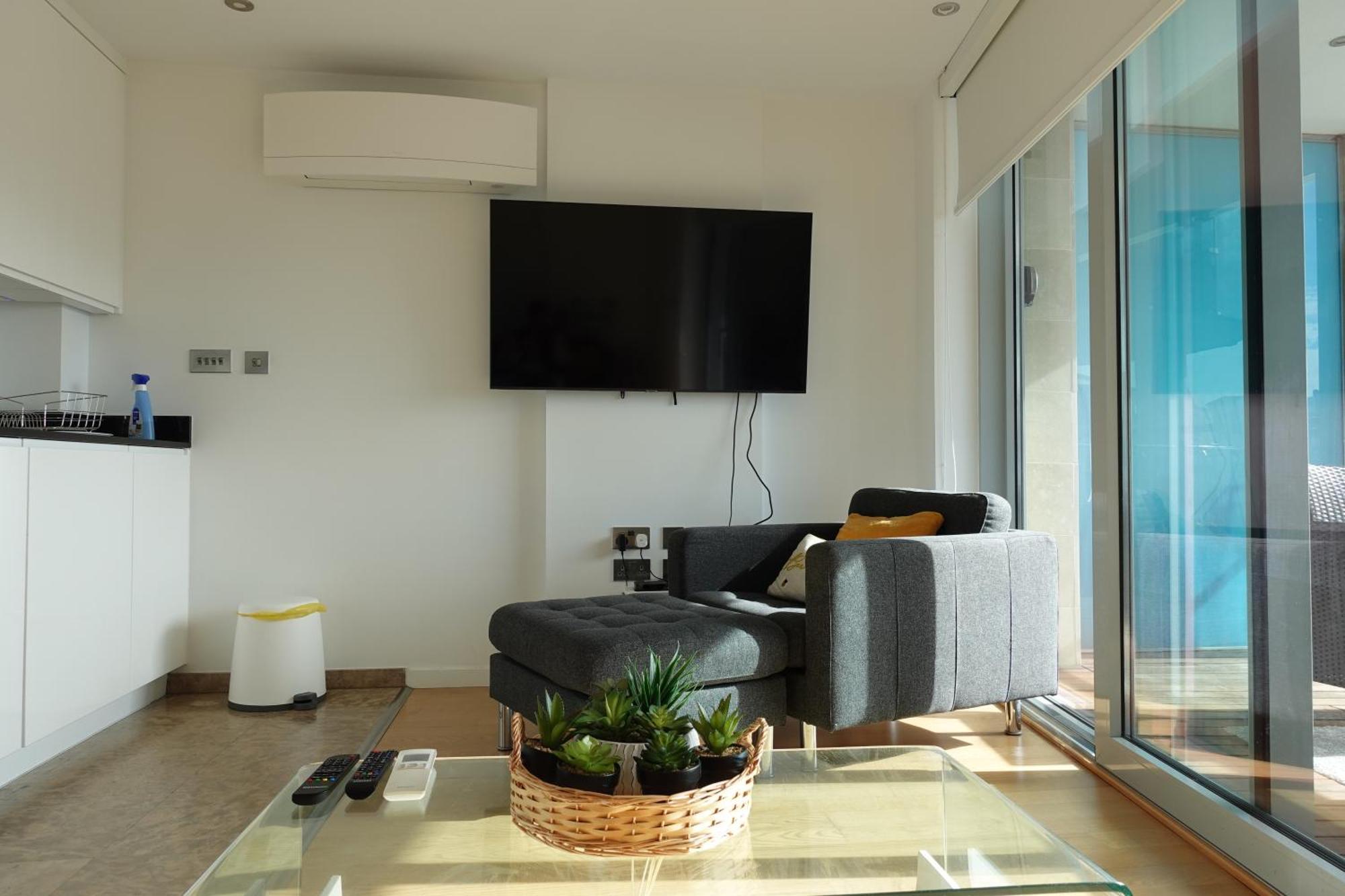 Luxury With Rooftop Pools & Views * Gibraltar