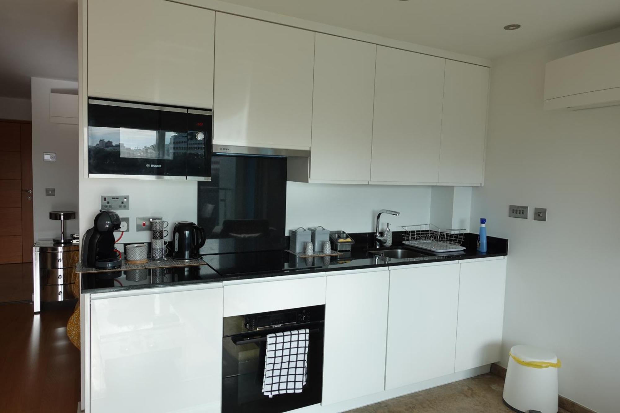 Luxury With Rooftop Pools & Views Apartment *