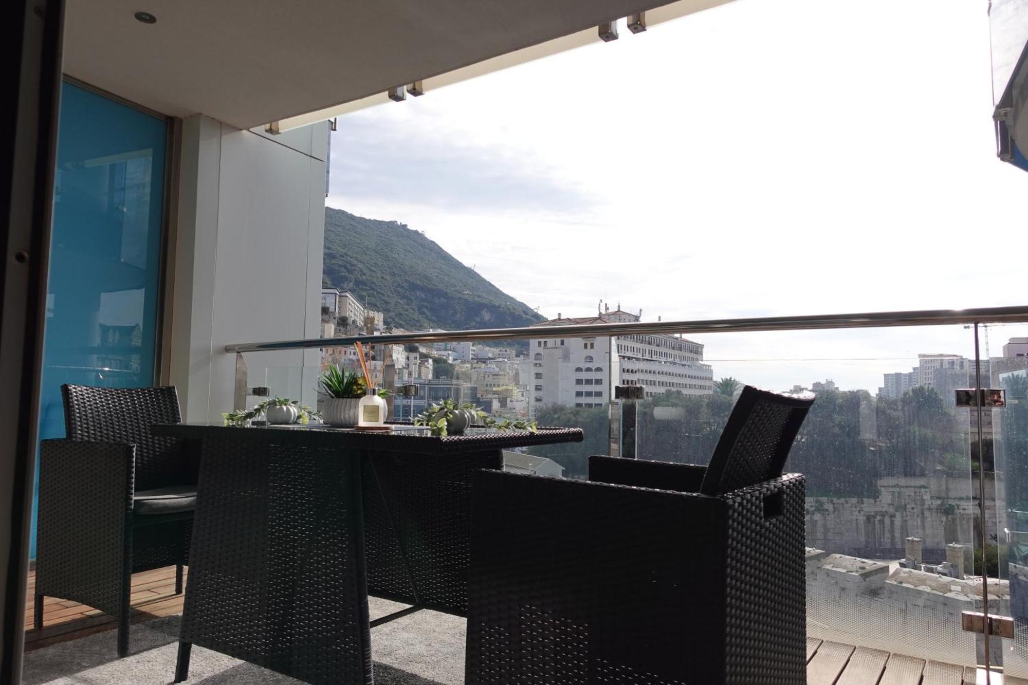 Luxury With Rooftop Pools & Views Apartment *