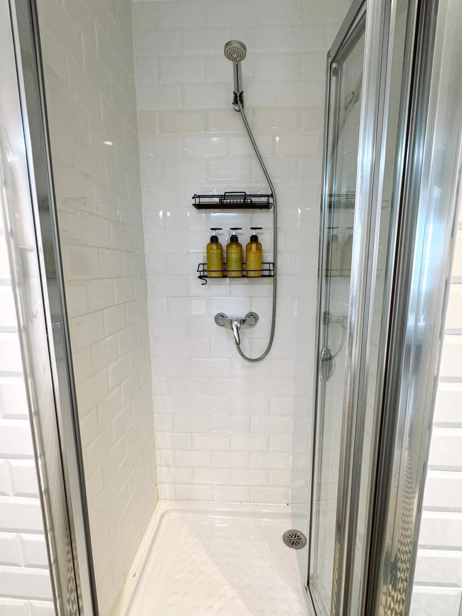 Stunning Centre Penthouse With Private Balcony - Grand House