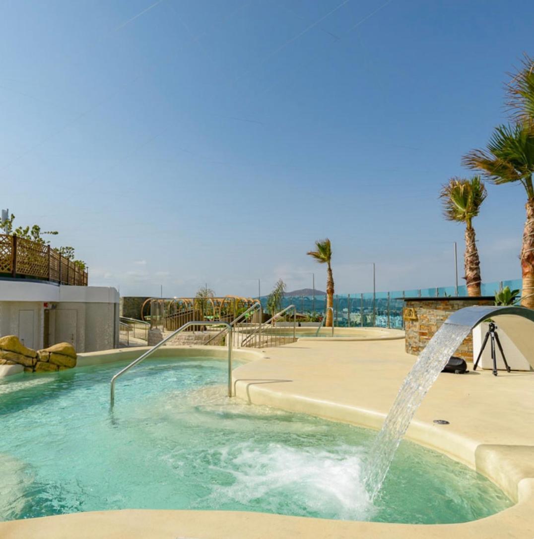 Modern 1 Bedroom With Rooftop Apartment *