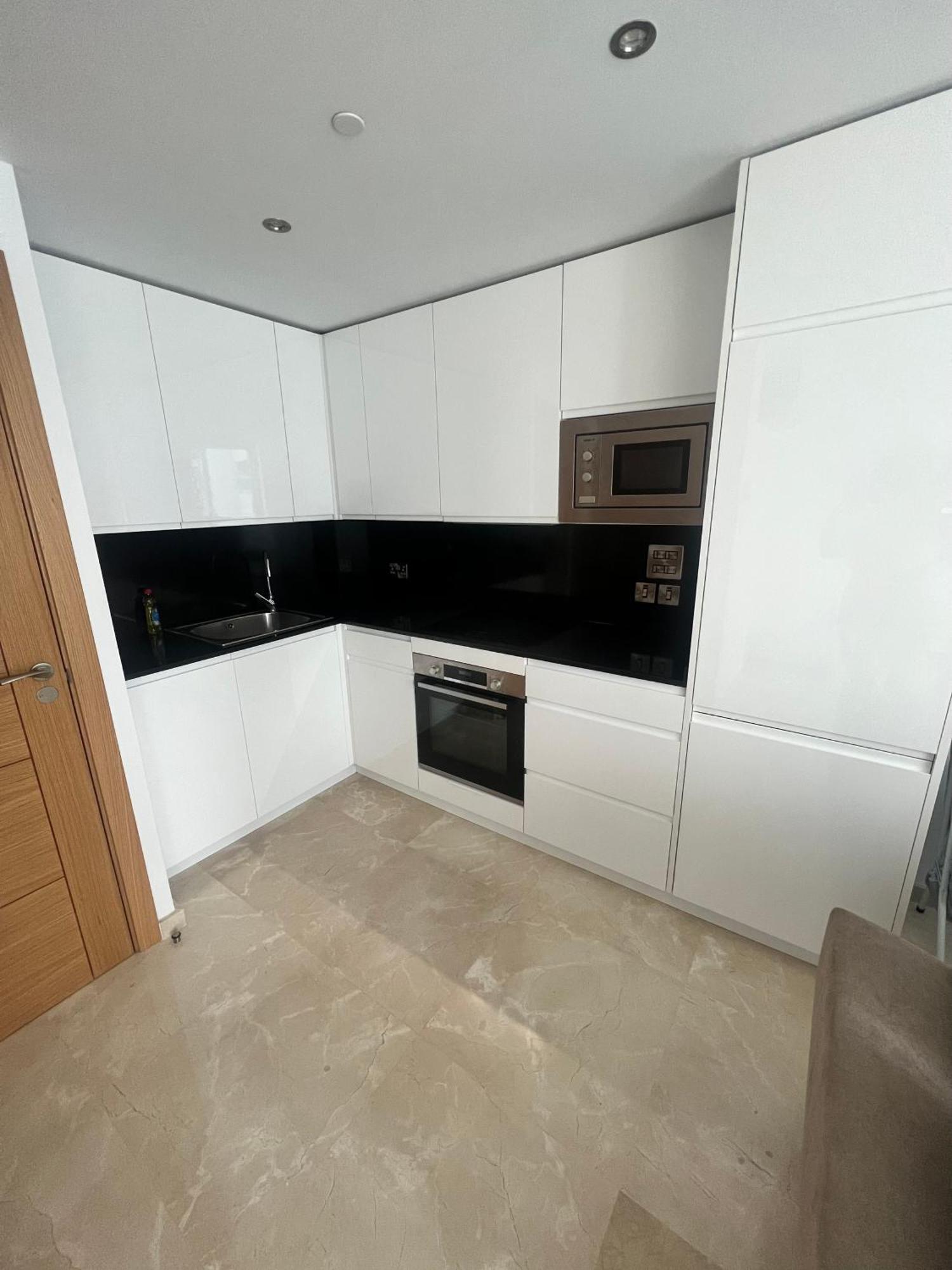 Modern 1 Bedroom With Rooftop Apartment *