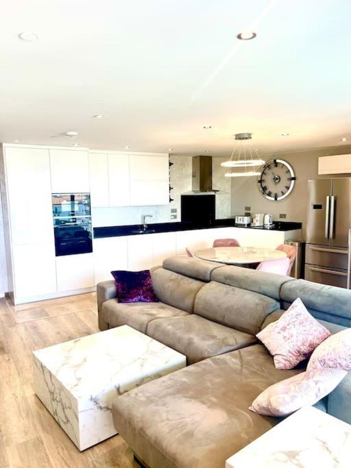 Apartment Ocean Village High Floor Luxury Modern *