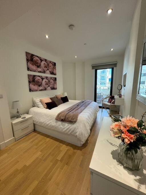 Apartment Luxury 1 Bed With Pool And Sea Views Gibraltar
