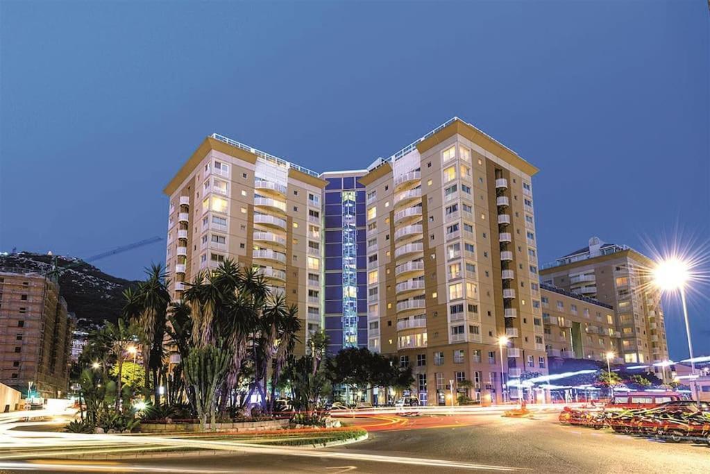 Apartment New With Ac With Pool Access And Squash Courts! Sleeps Family Or 4 Guests