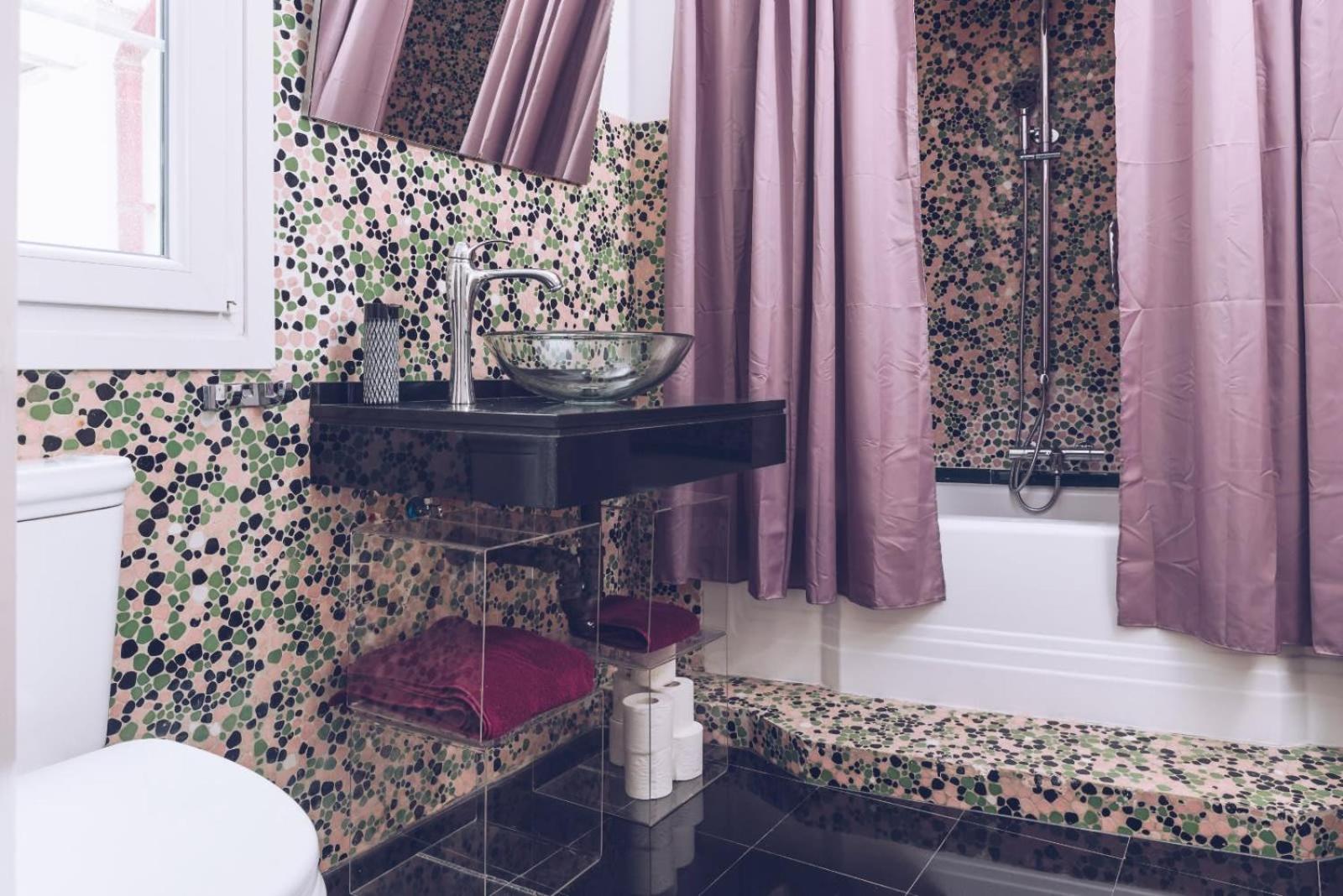 Chic & Luxurious 2-br Escape Designed For Elegance *