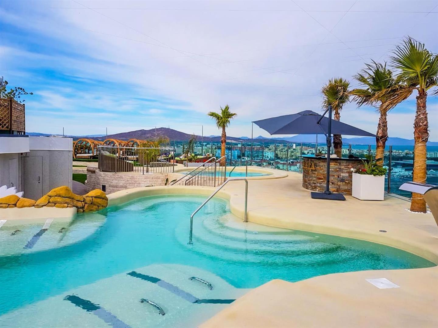 Ocean Plaza Luxury Apartment *