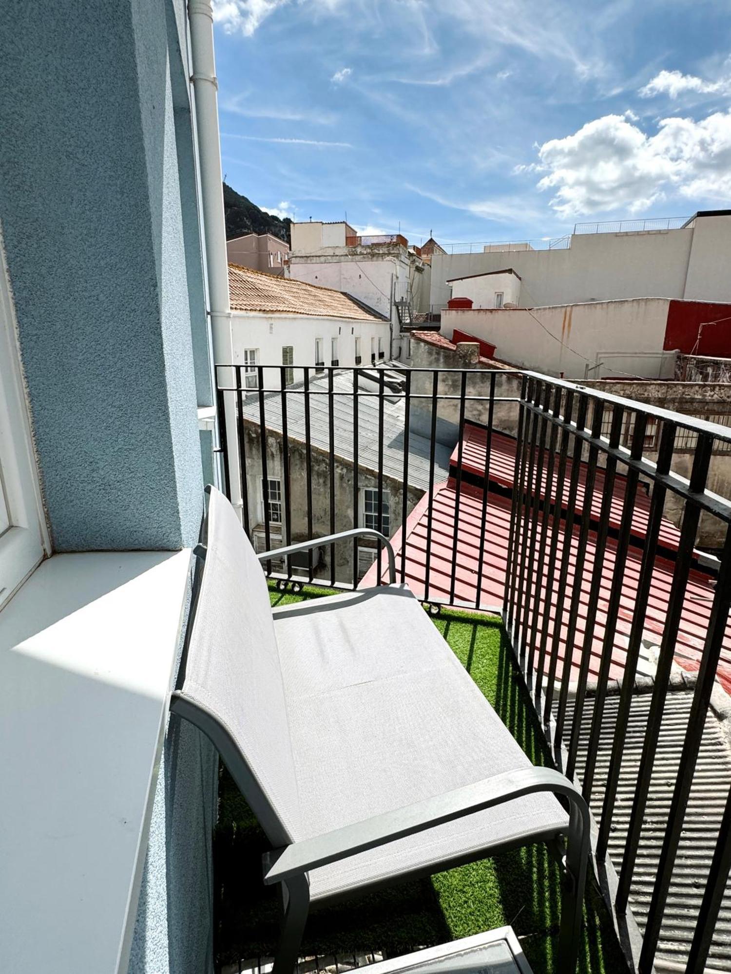 Modern Centre Two Bedroom Windsor - Grand House *