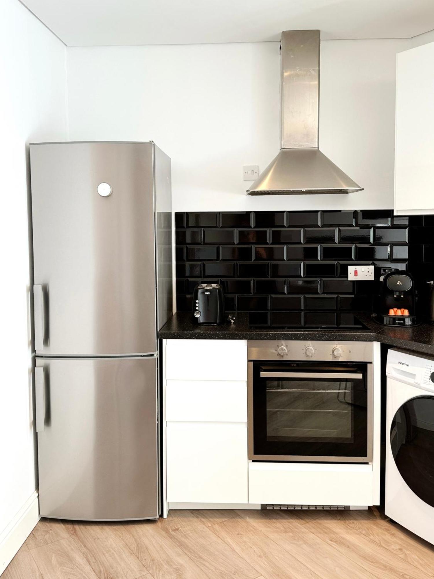 Modern Centre Two Bedroom Windsor - Grand House