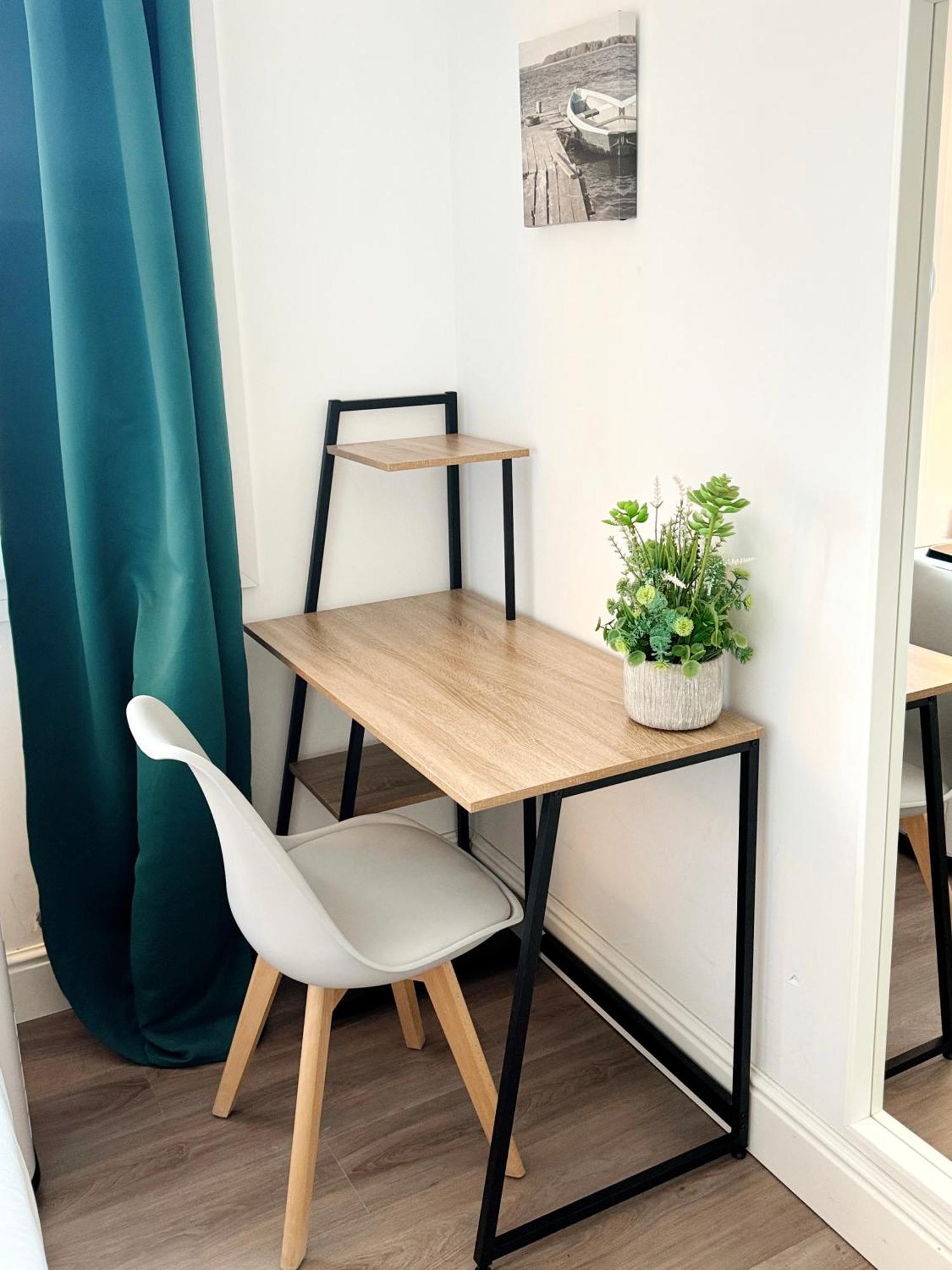 Modern Centre Two Bedroom Windsor - Grand House *