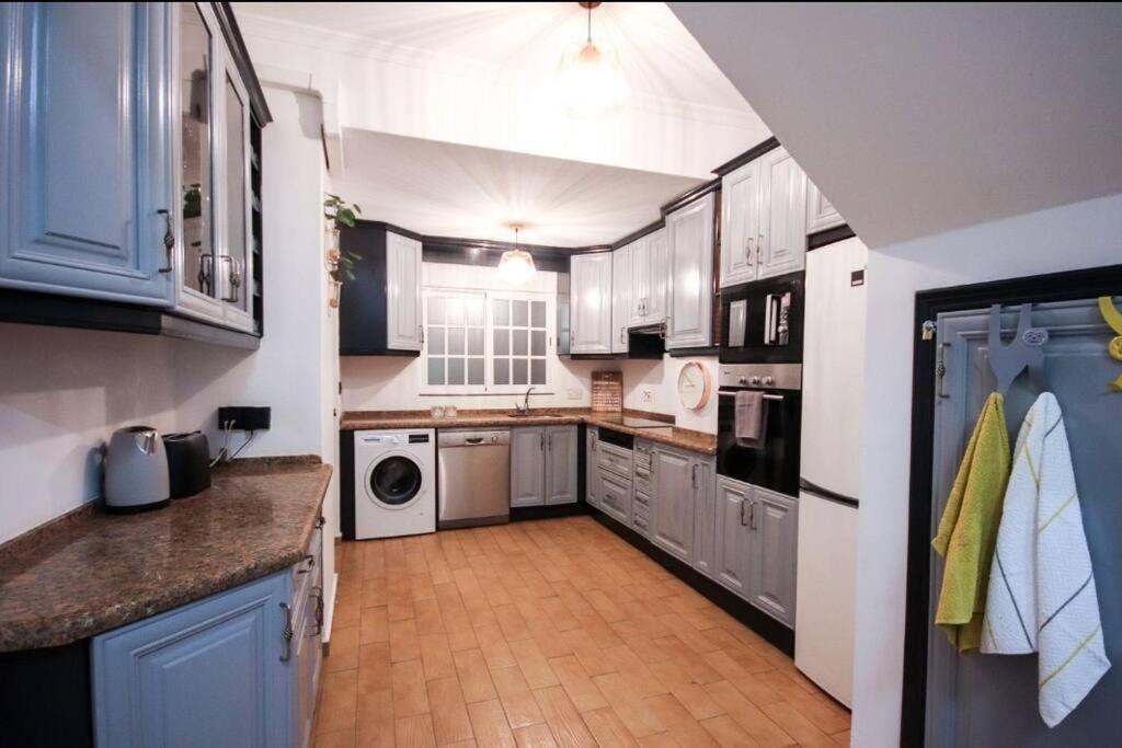 House Of Colour, A 3 Bedroom Bold Retreat In Town Centre! *