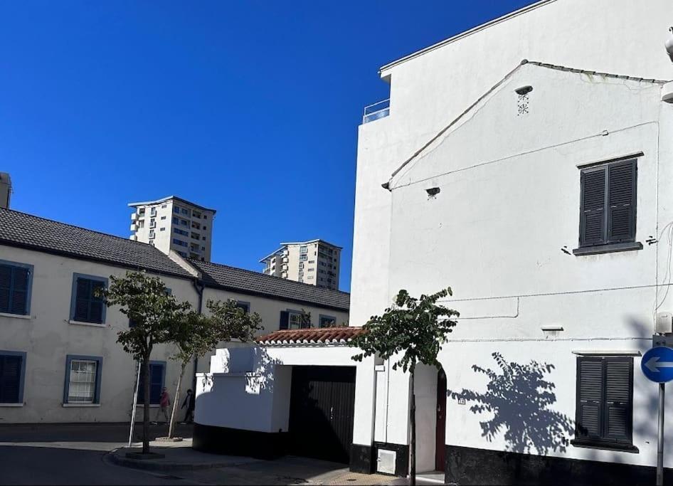 House Of Colour, A 3 Bedroom Bold Retreat In Town Centre! Gibraltar