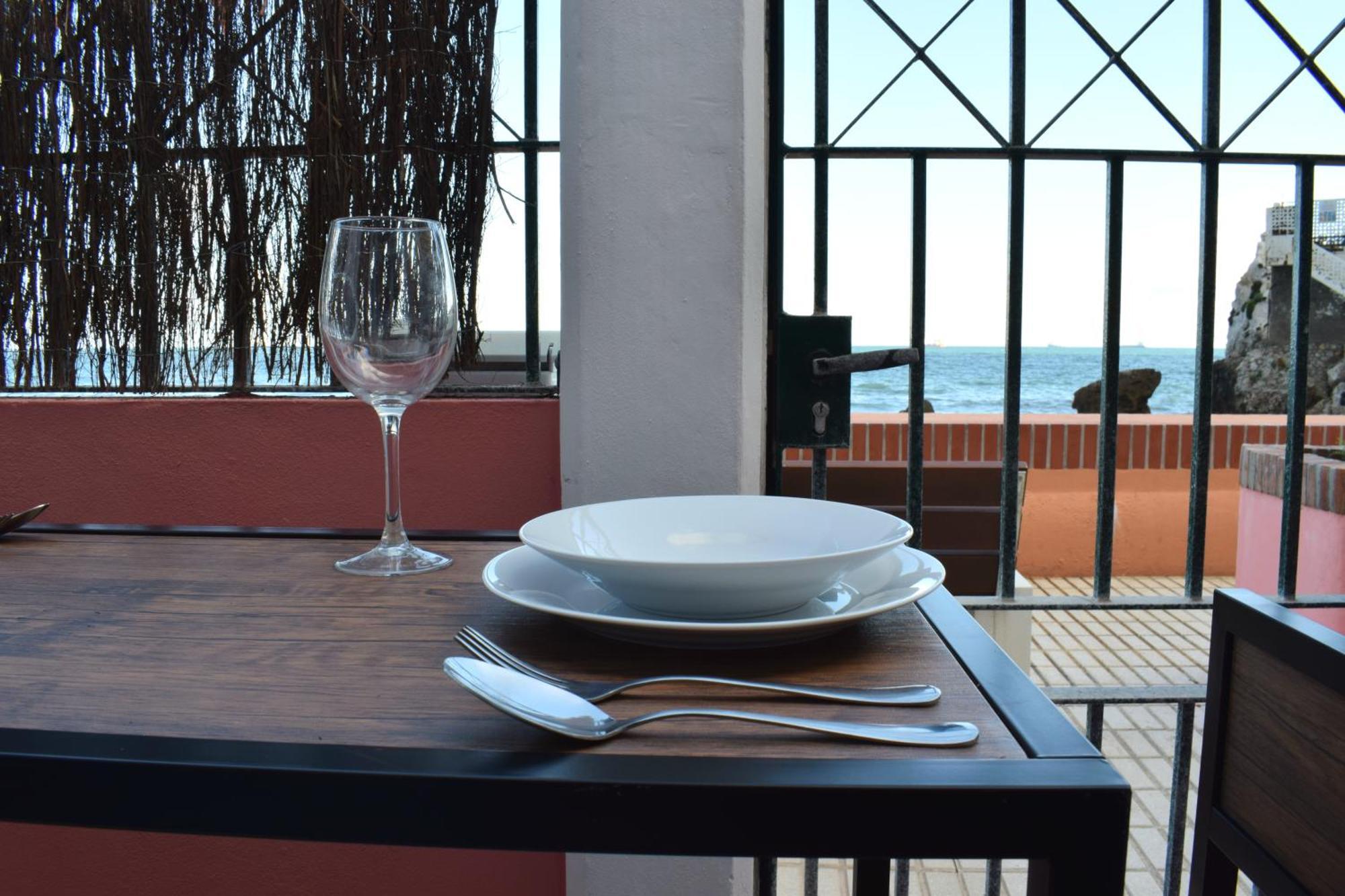 Beachfront Oasis Căn hộ Gibraltar