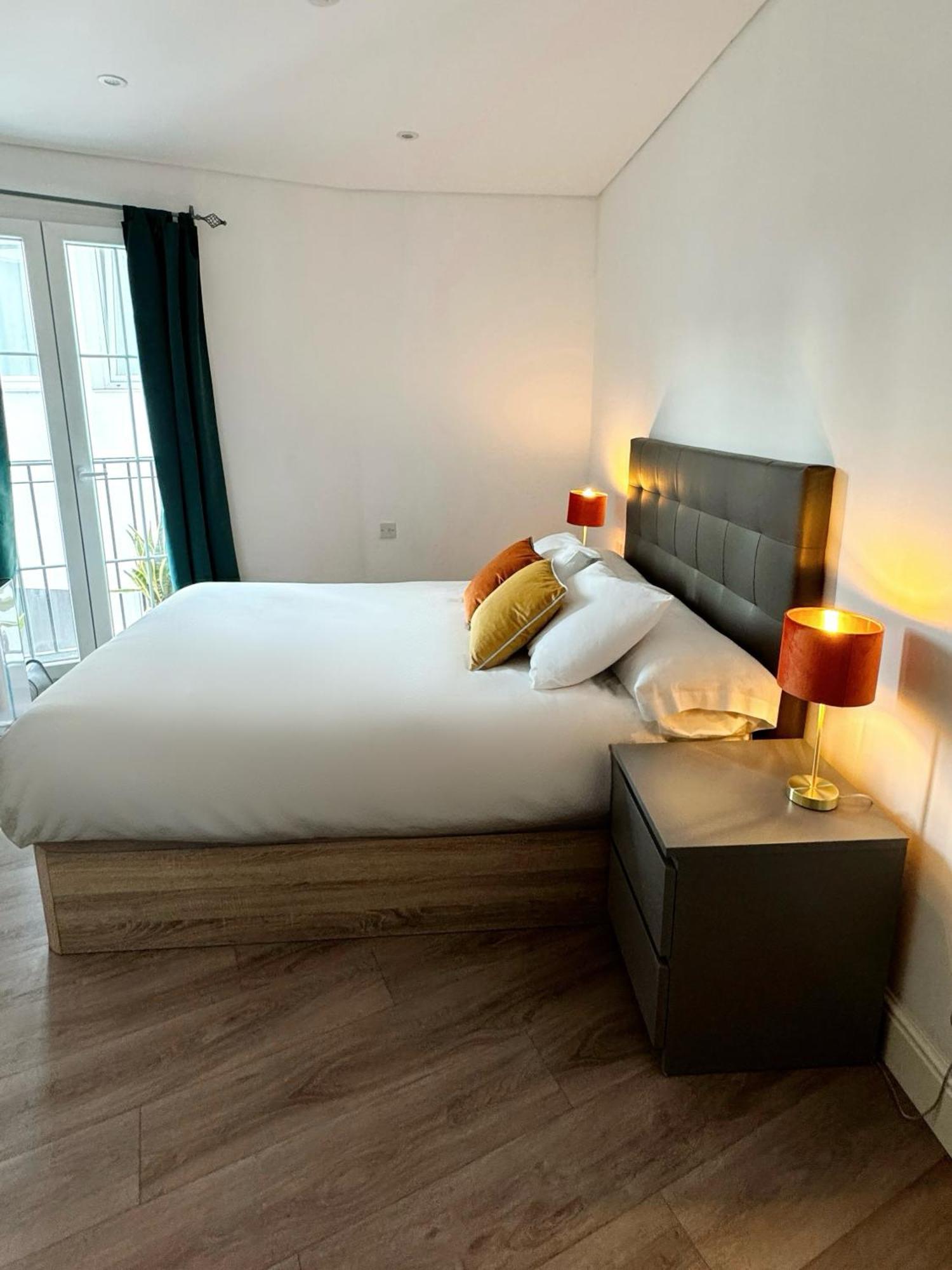 Modern Centre Two Bedroom Windsor - Grand House Apartamento *