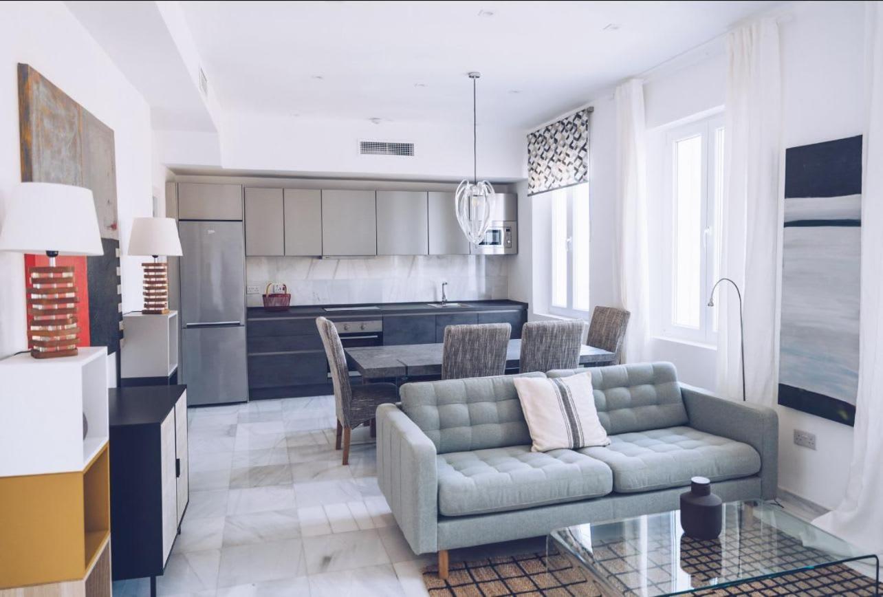 Luxury 2-br In The Nook With Lift Access And Prime Location Apartment *
