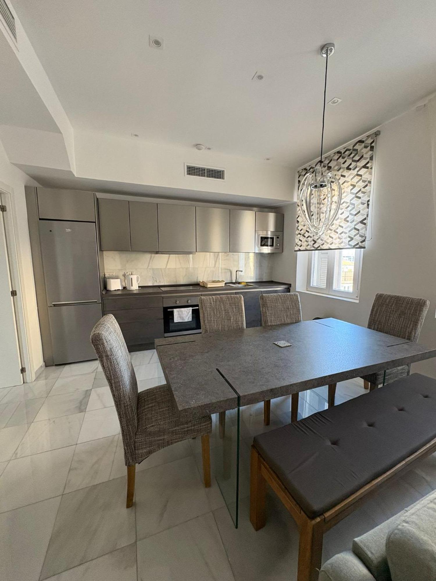 Luxury 2-br In The Nook With Lift Access And Prime Location Apartment *