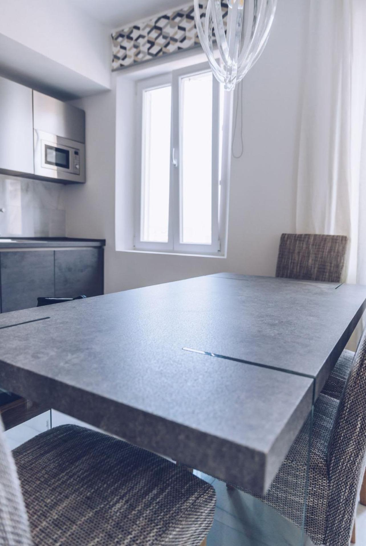 Luxury 2-br In The Nook With Lift Access And Prime Location Apartment *