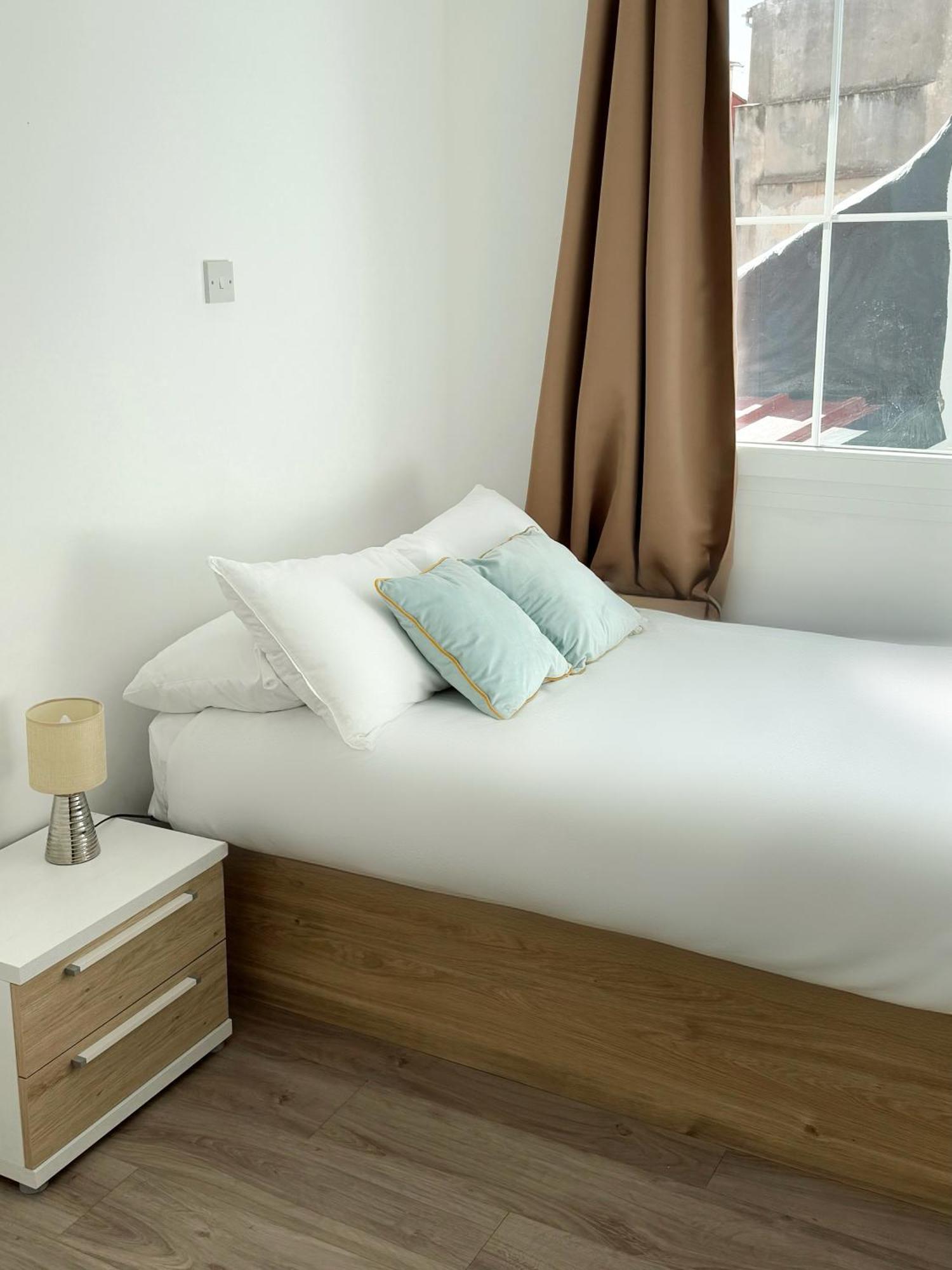 Modern Centre Two Bedroom Windsor - Grand House * Gibraltar