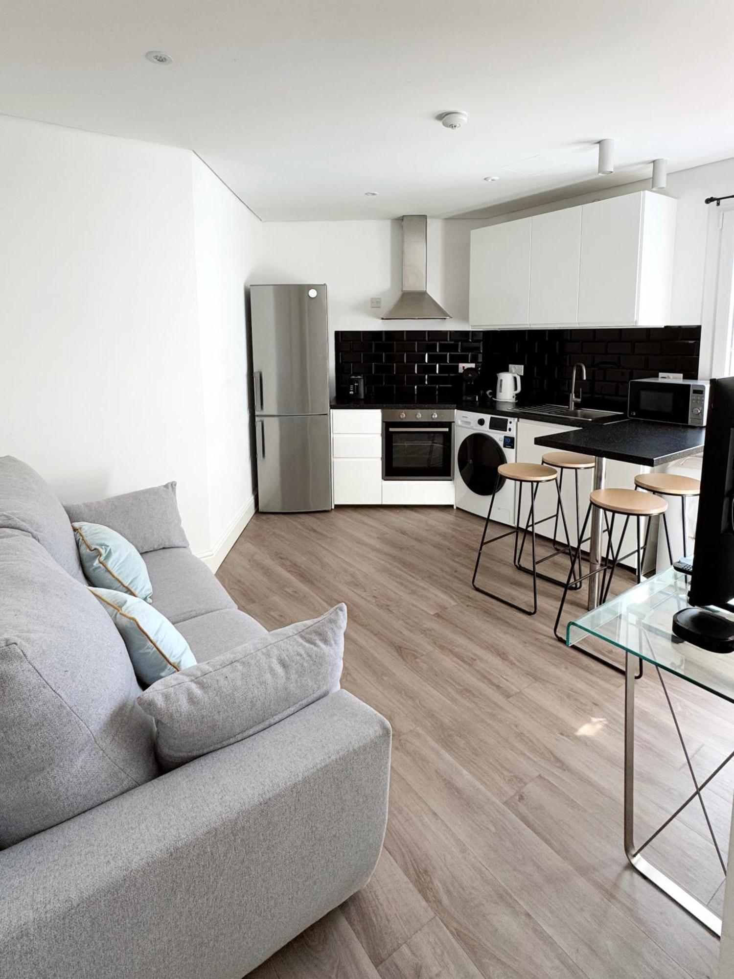 Modern Centre Two Bedroom Windsor - Grand House