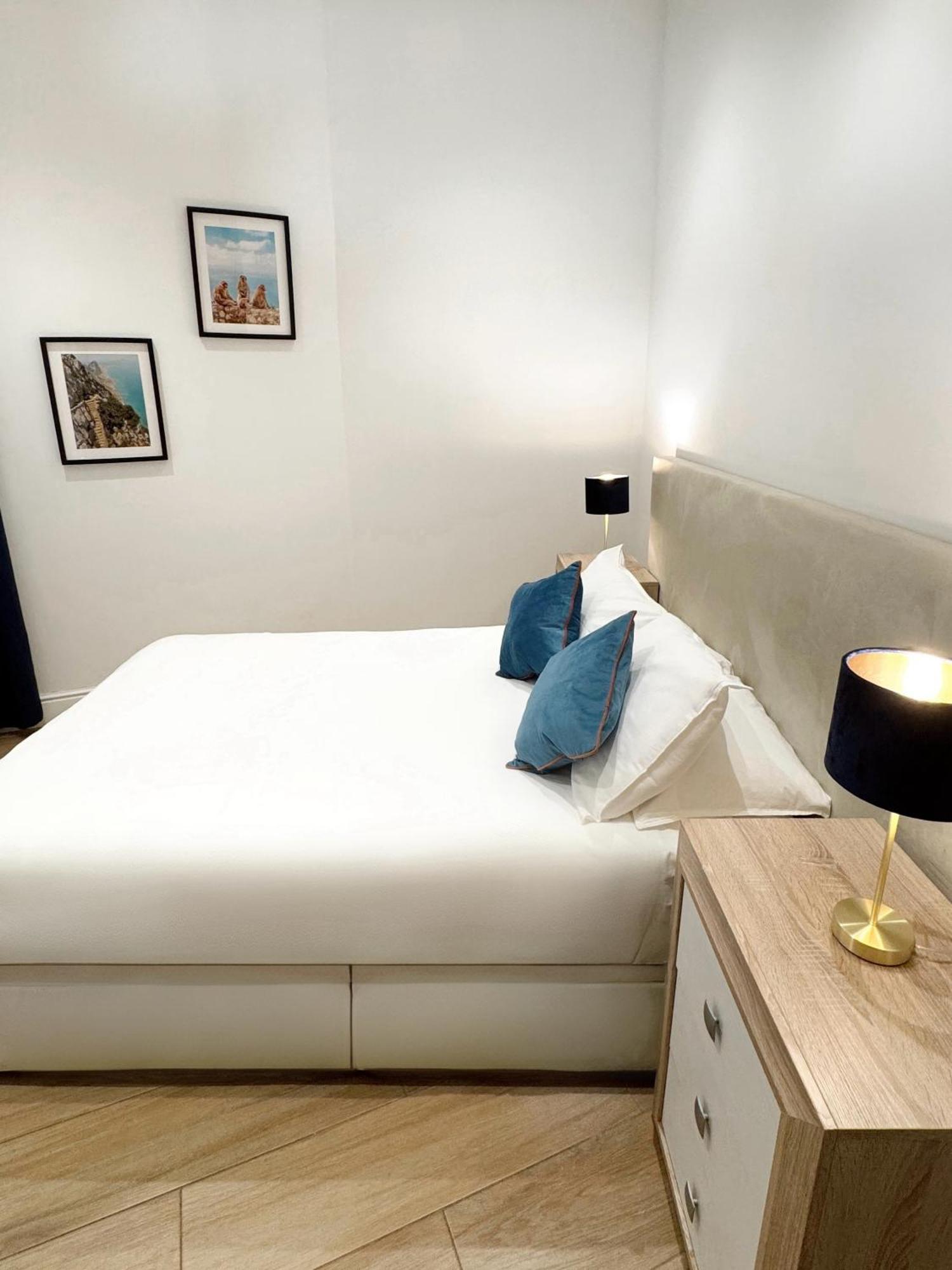 Modern Centre Two Bedroom Windsor - Grand House Apartamento *