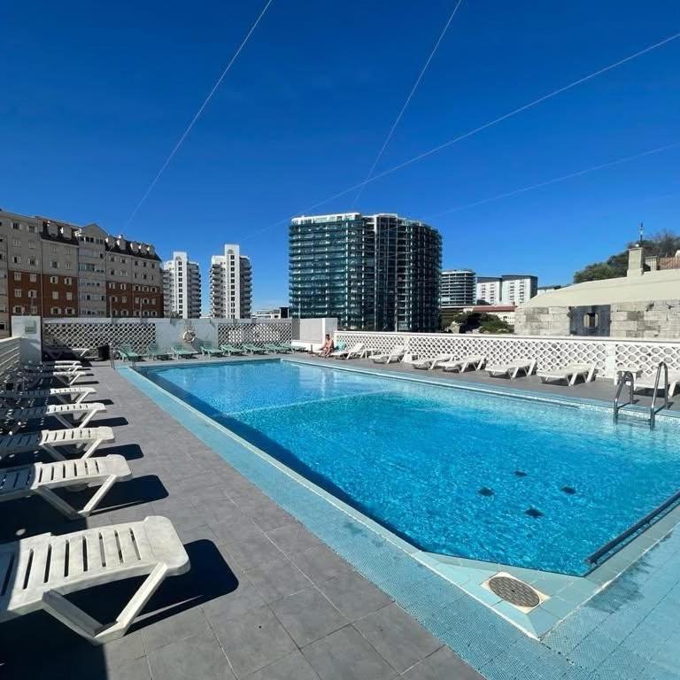 Cosy In Centre With Pool *