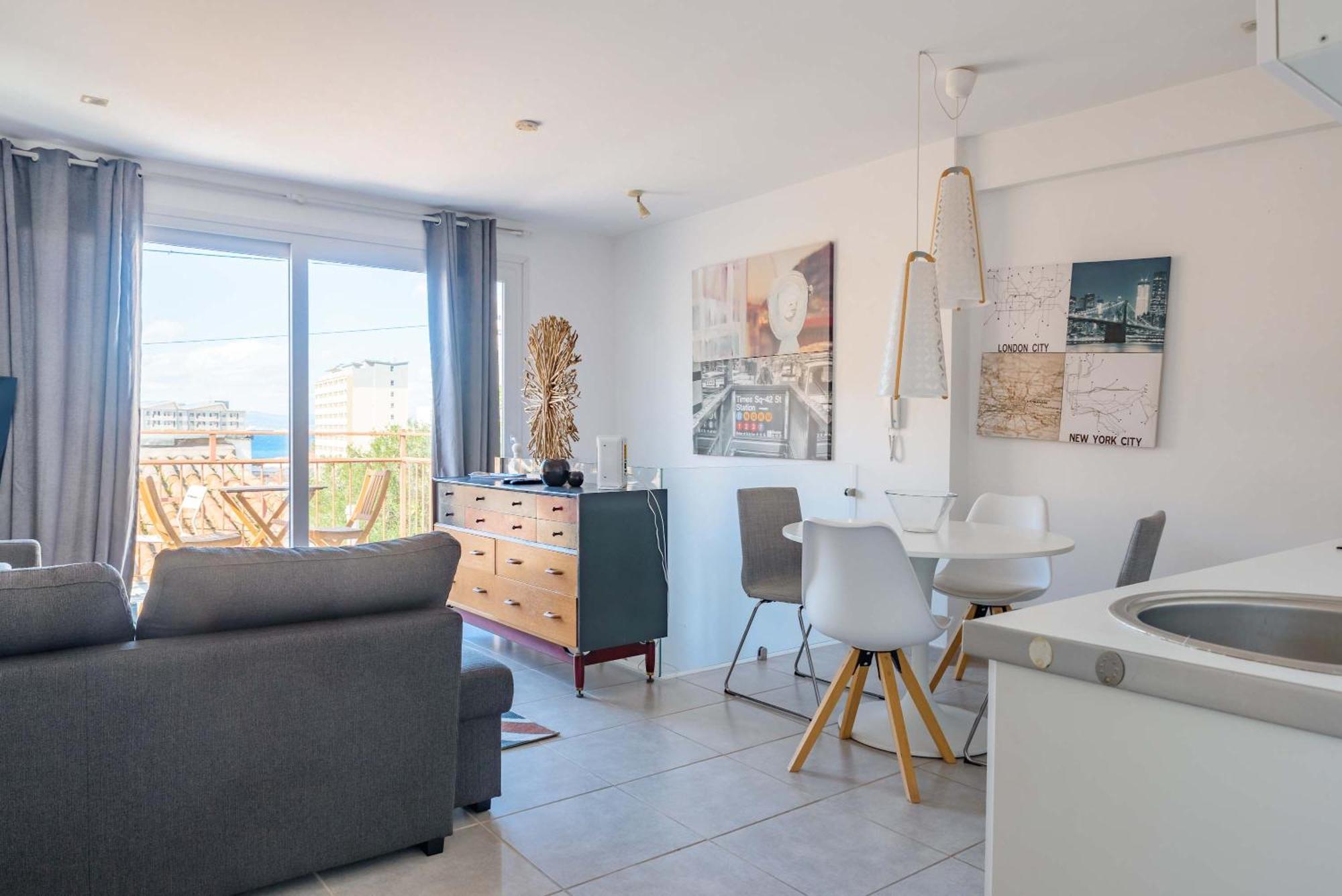 Bright And Lovely 1br Penthouse In King Street
