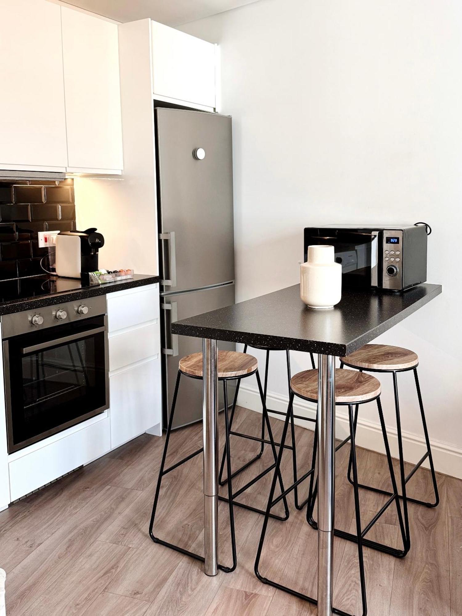 Deluxe Centre Two Bedroom - Grand House Apartment