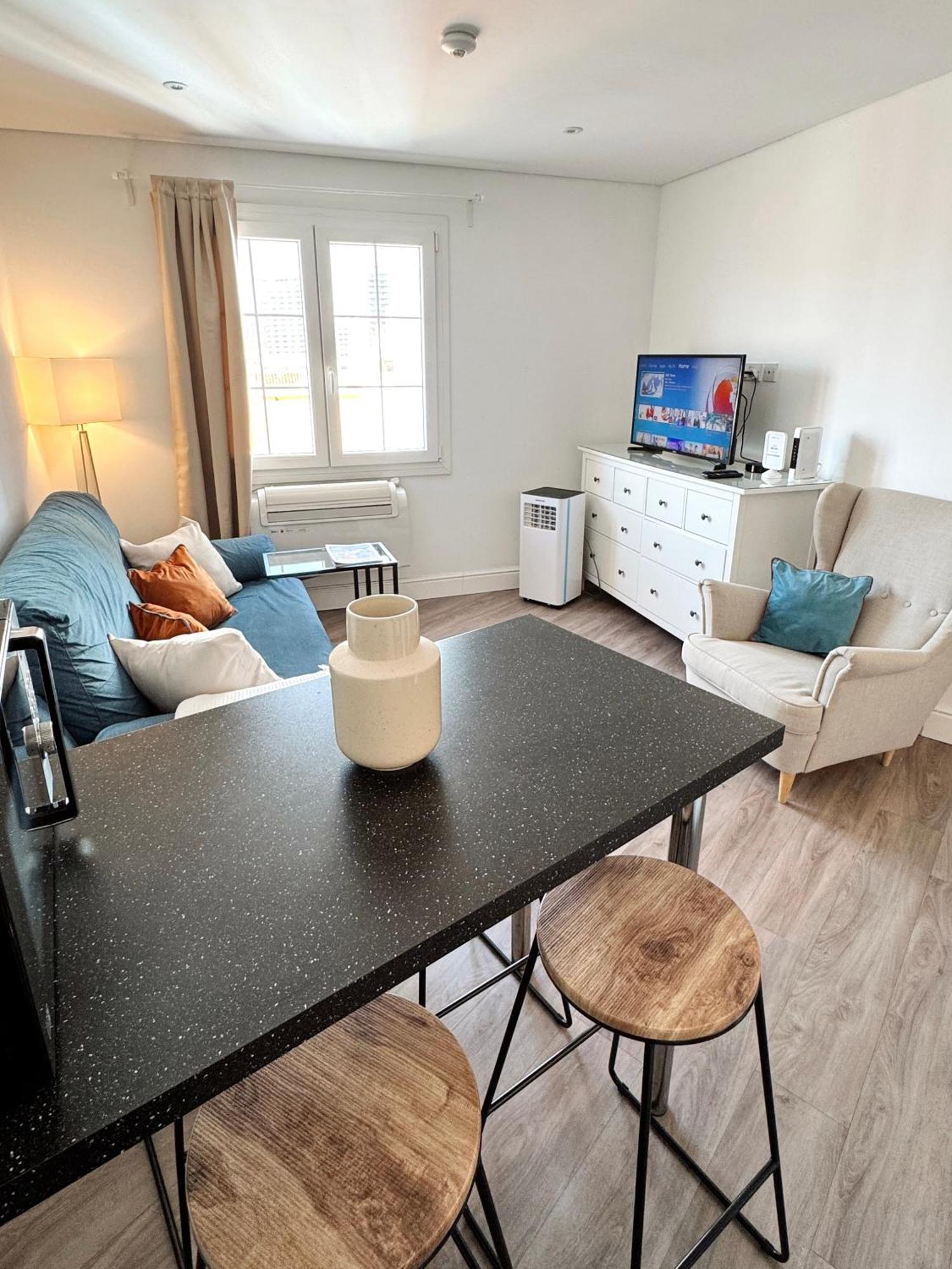 Deluxe Centre Two Bedroom - Grand House Apartment *