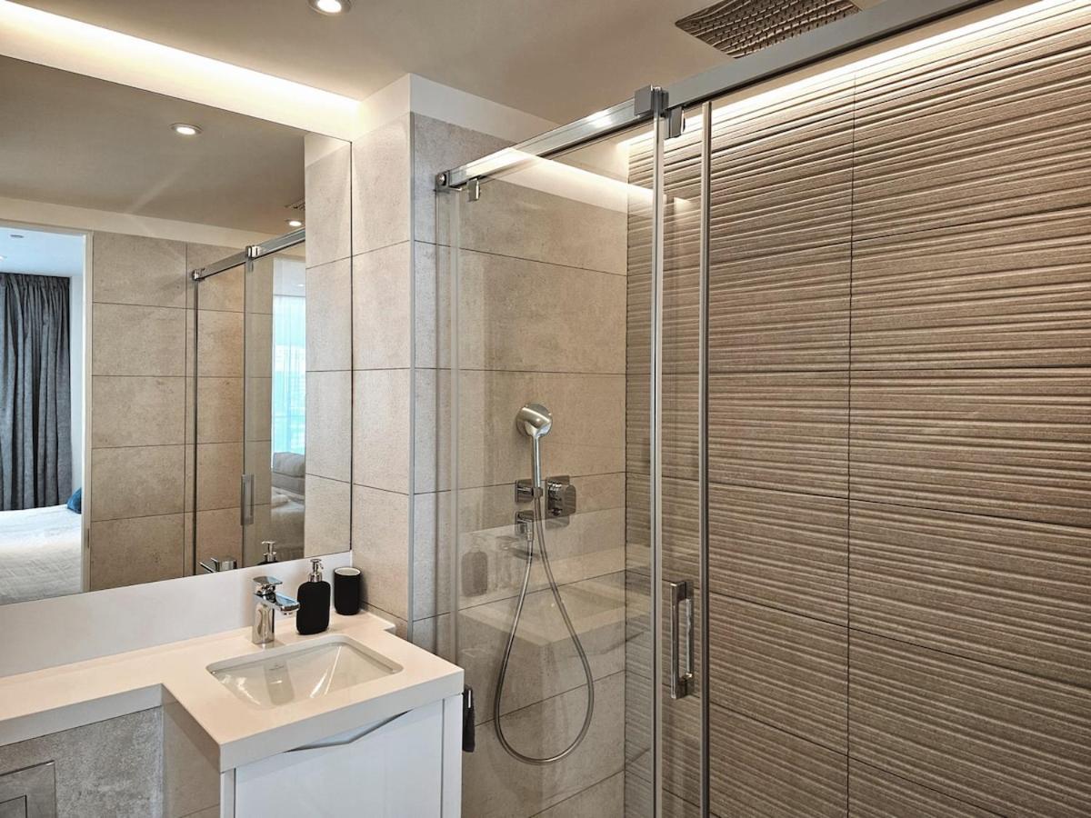 18th Floor Luxury Apartment