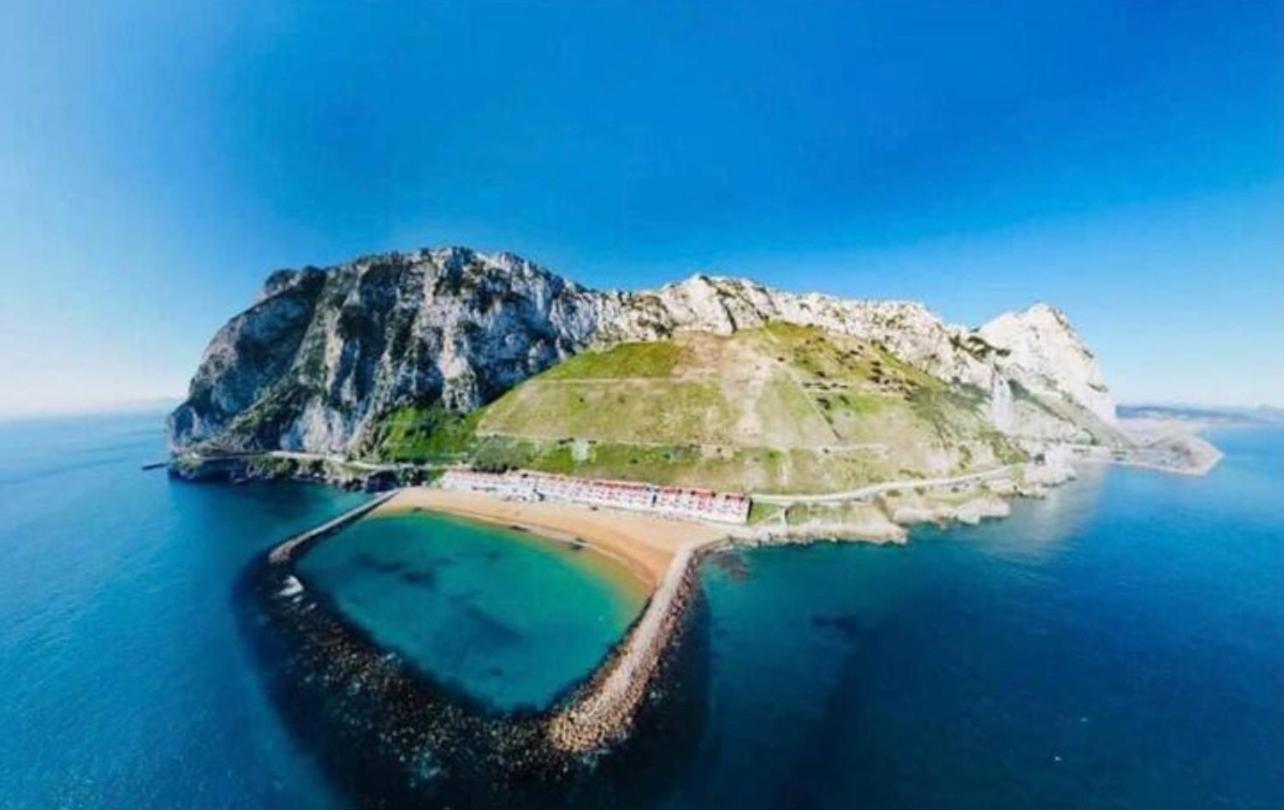 Beachfront Sunrise Sands Retreat, * Gibraltar