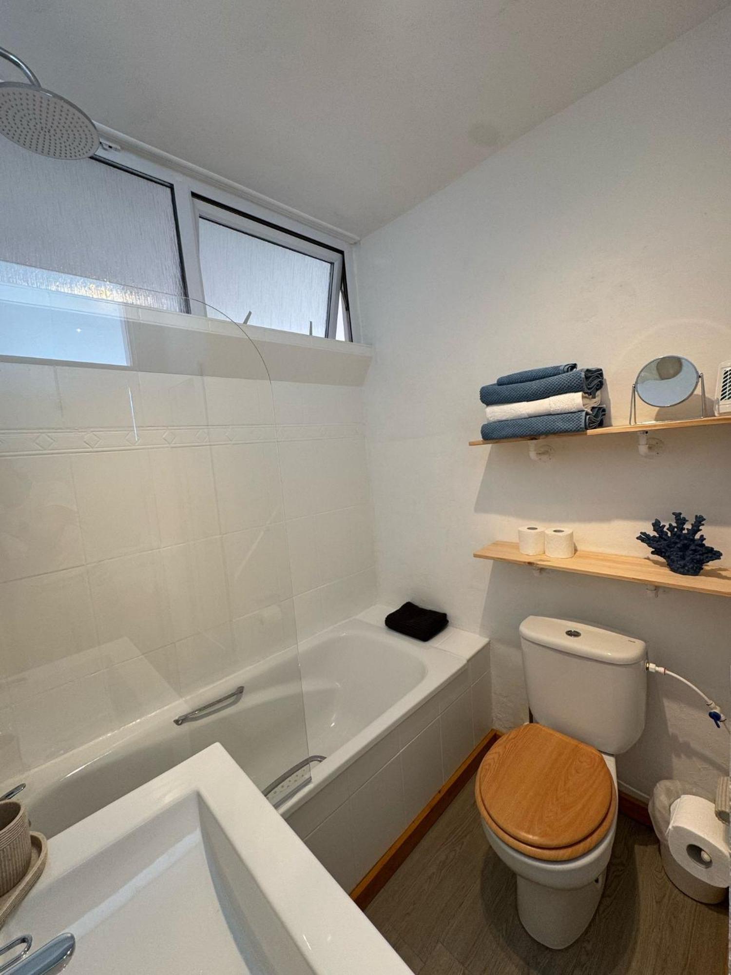 Apartment Beachfront Sunrise Sands Retreat, *